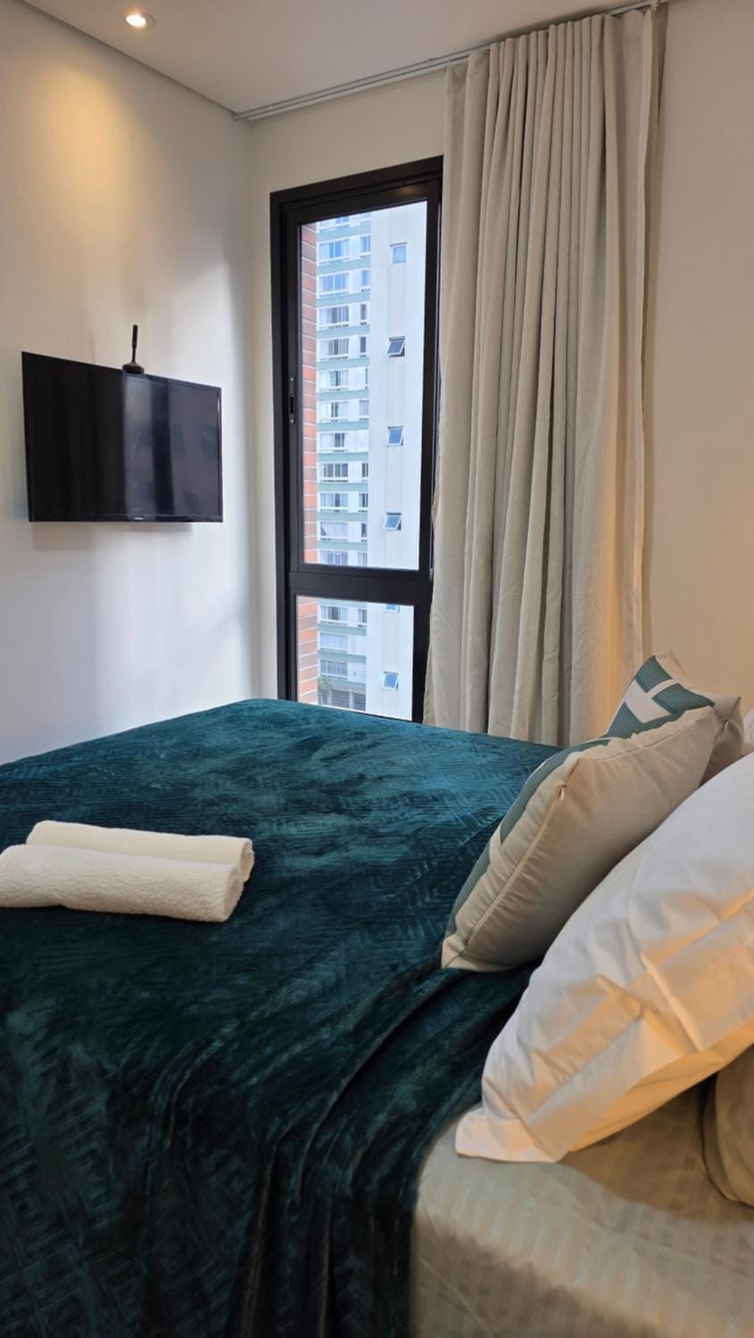 Bed, TV and multimedia, Photo of the whole room, Bedroom, towels