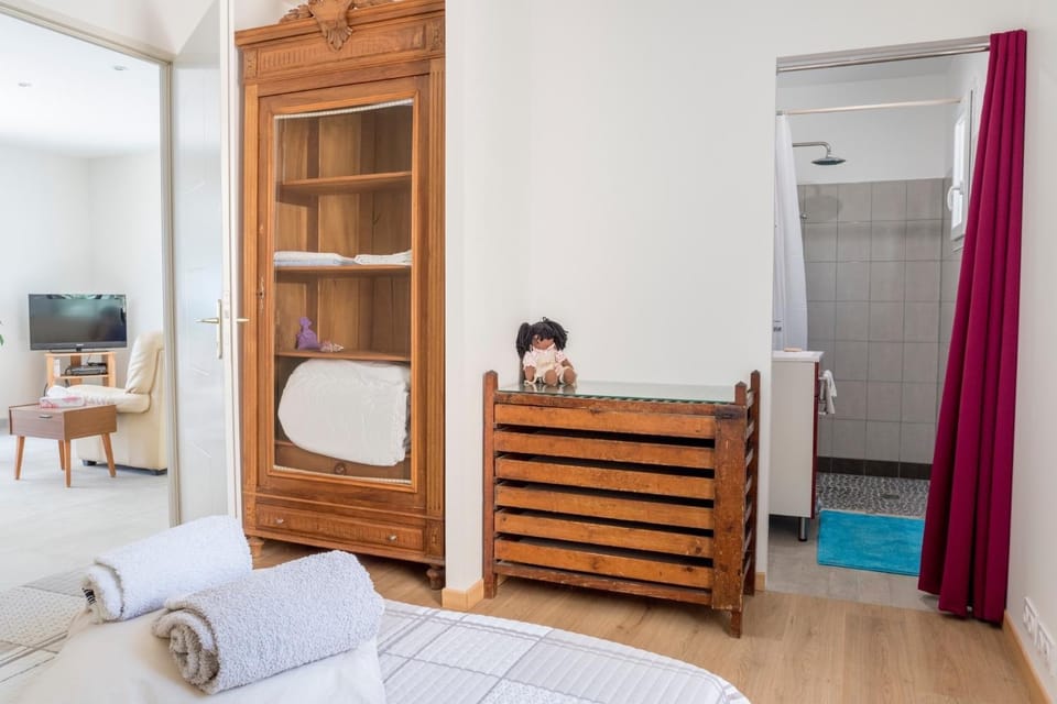 Bathroom, Bedroom