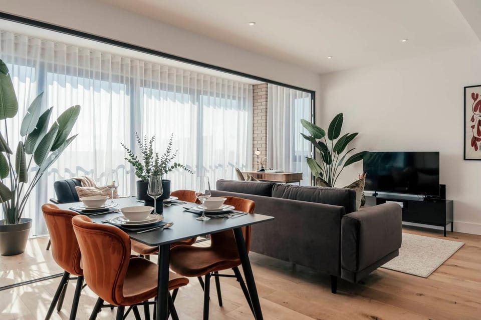Communal lounge/ TV room, TV and multimedia, Living room, Seating area, Dining area, Evening entertainment