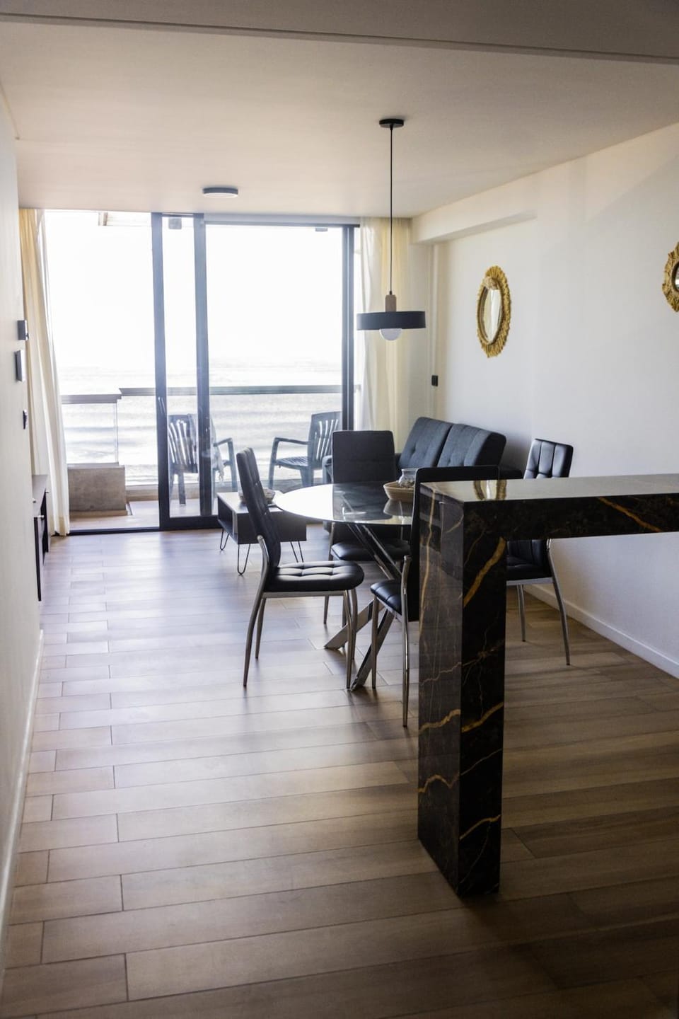 Kitchen or kitchenette, Living room, Seating area, Dining area