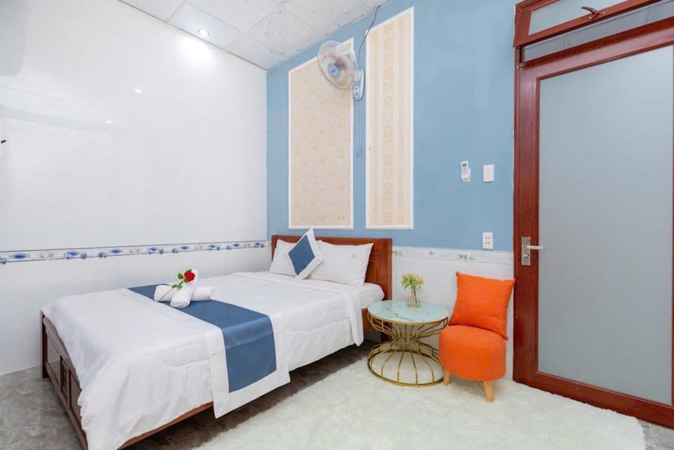 Bed, Seating area, Bedroom