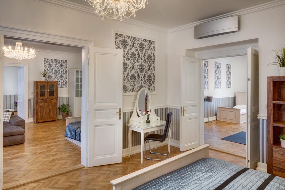Bed, Photo of the whole room, Seating area, Bedroom