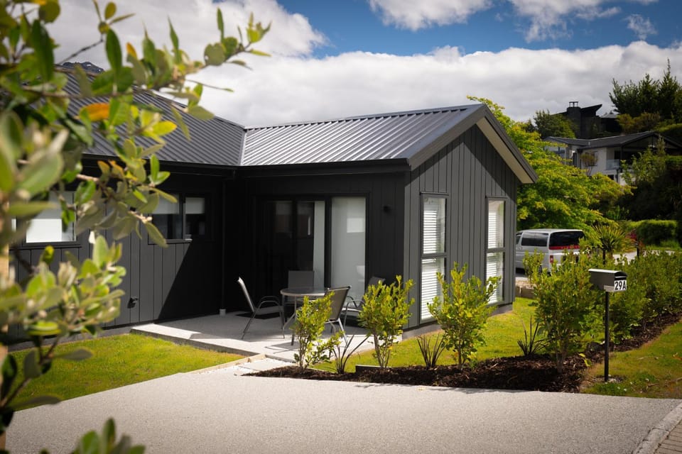 Sunny Hillside Haven - Walk To Town & Breakfast! House in Queenstown