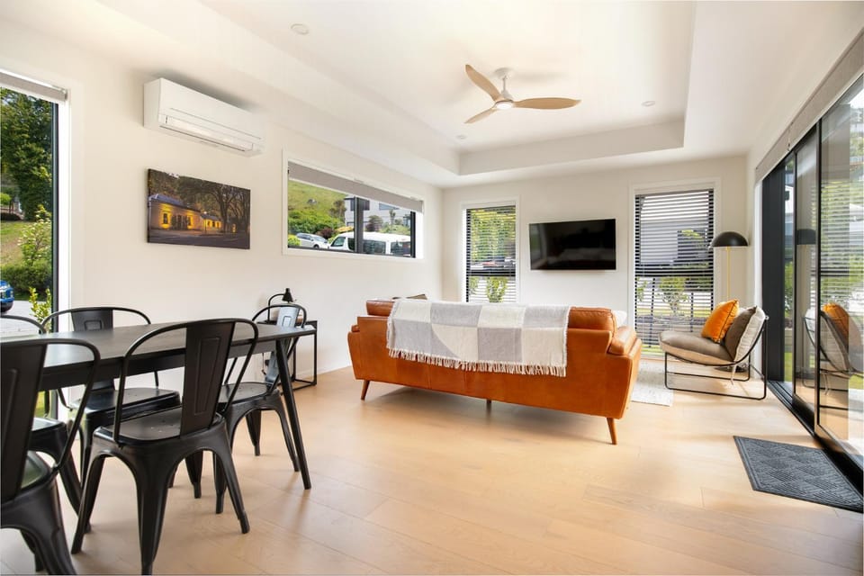 Sunny Hillside Haven - Walk To Town & Breakfast! House in Queenstown
