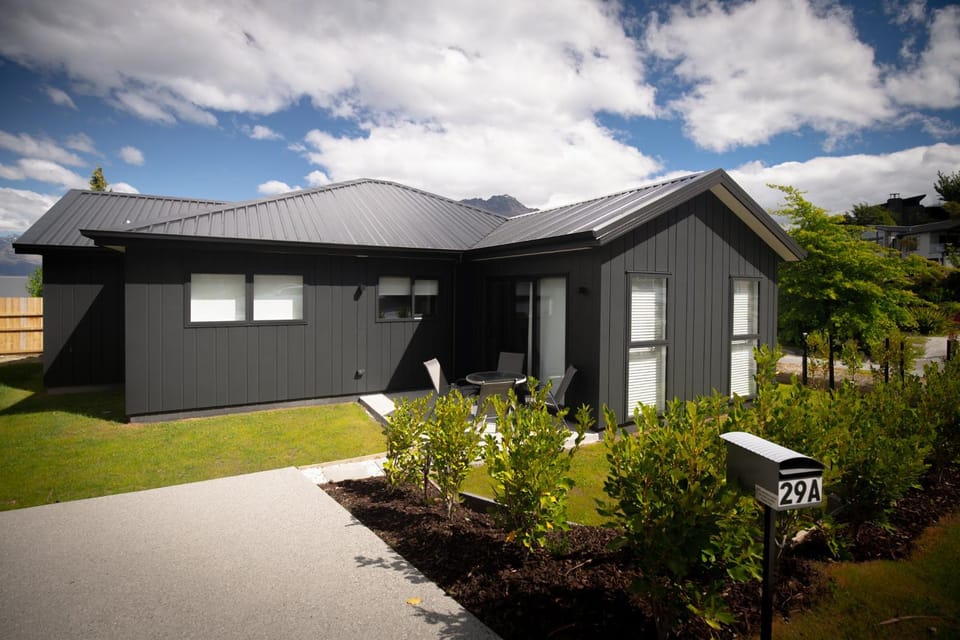 Sunny Hillside Haven - Walk To Town & Breakfast! House in Queenstown