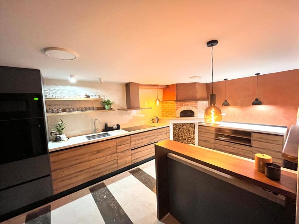 Kitchen or kitchenette, dishwasher, oven, pet friendly