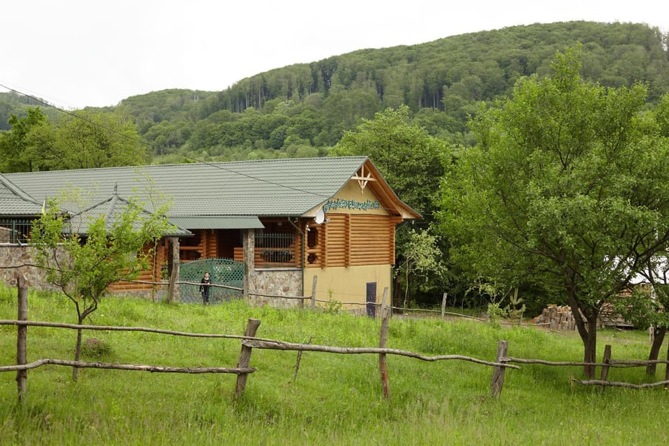 Property building, Decorative detail, Mountain view, Street view, Area and facilities