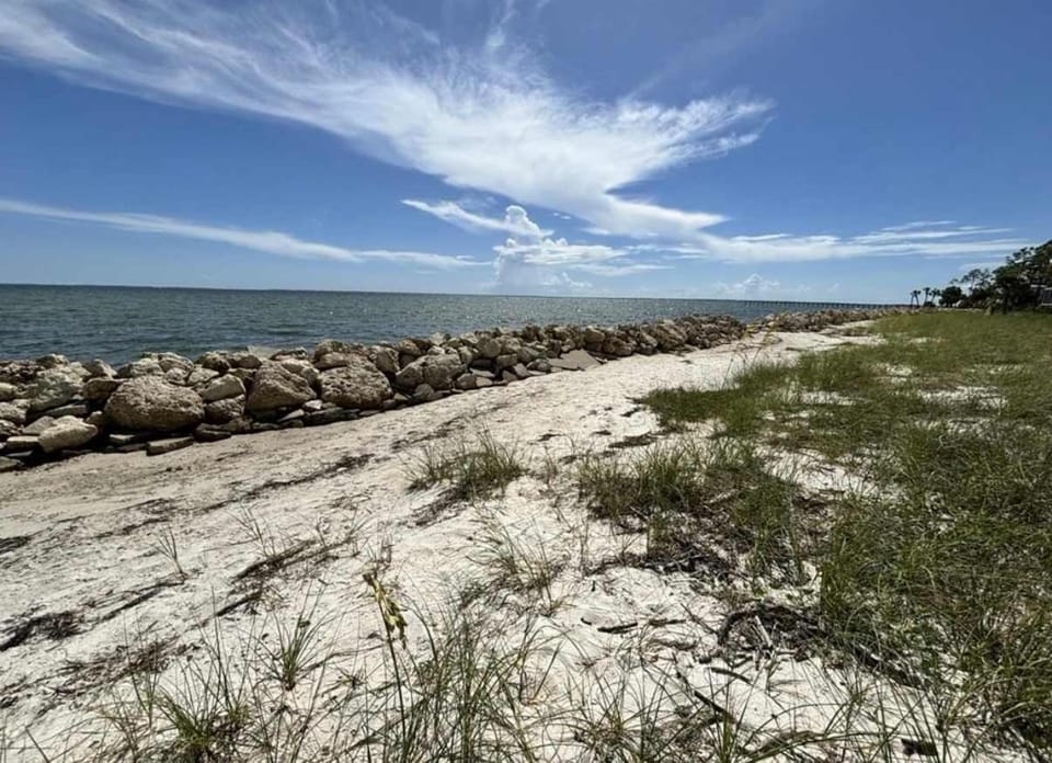 Oyster cove- Beach front -pet friendly -elevator House in Port Saint Joe
