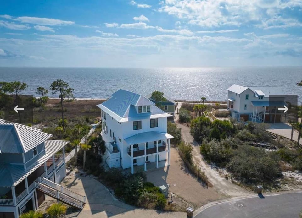 Oyster cove- Beach front -pet friendly -elevator House in Port Saint Joe