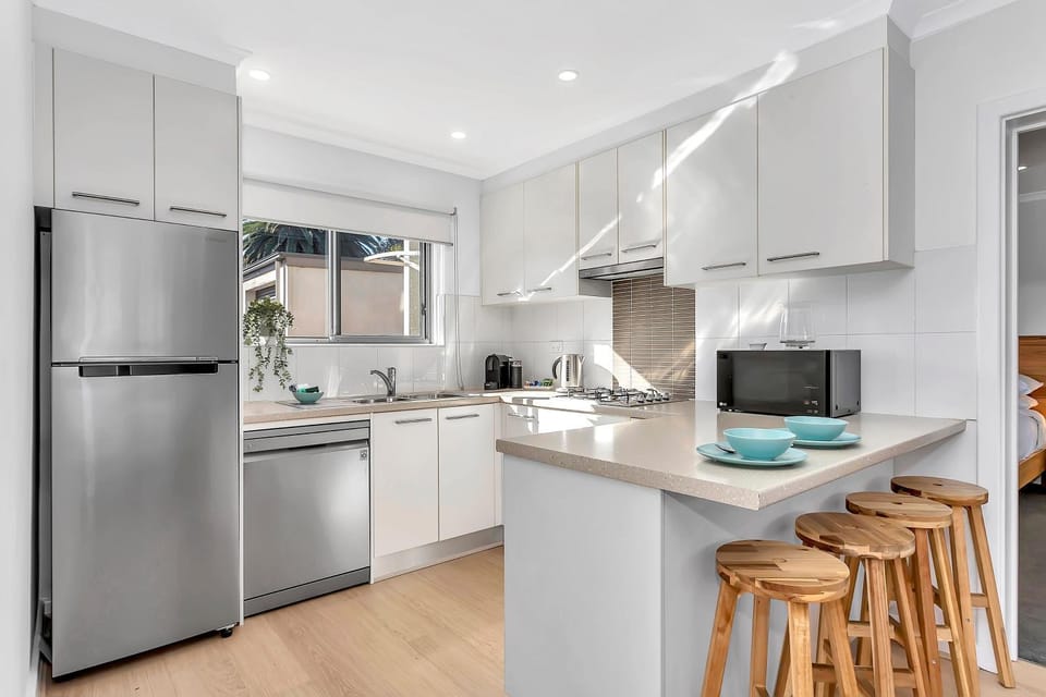 Kitchen or kitchenette, dishwasher, stove