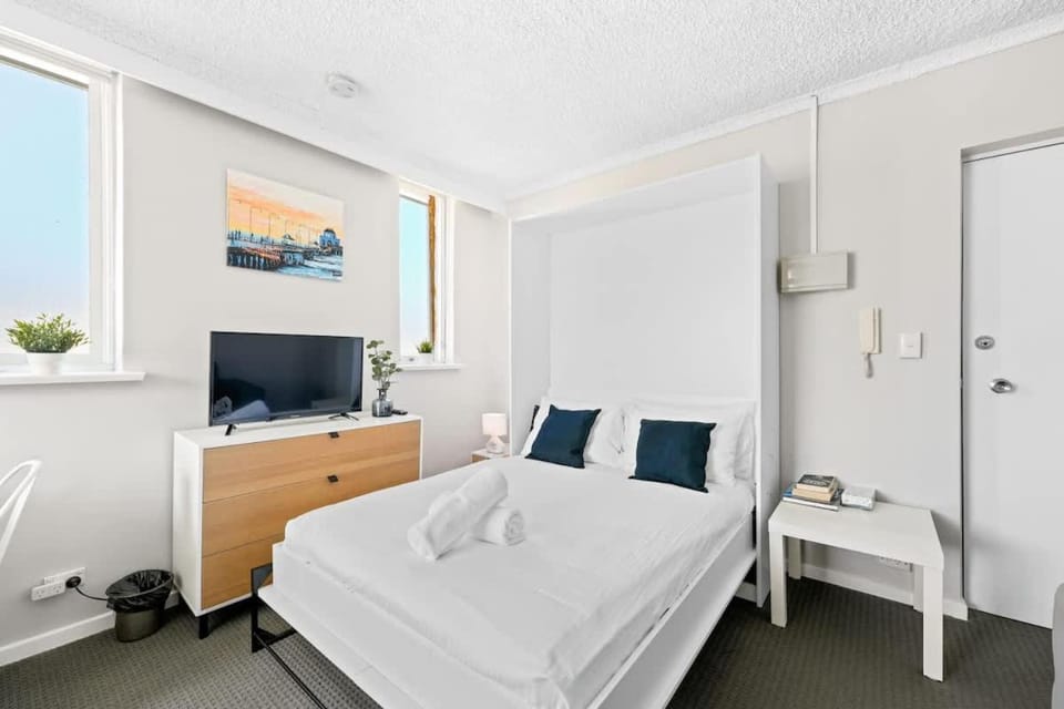 Bright St Kilda Home Base Studio with parking Apartment in Saint Kilda