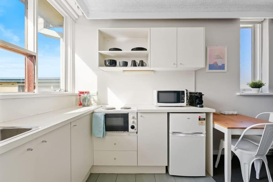 Bright St Kilda Home Base Studio with parking Apartment in Saint Kilda