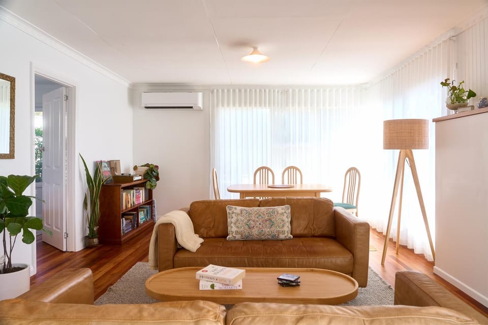 Living room, Seating area, Dining area, air conditioner