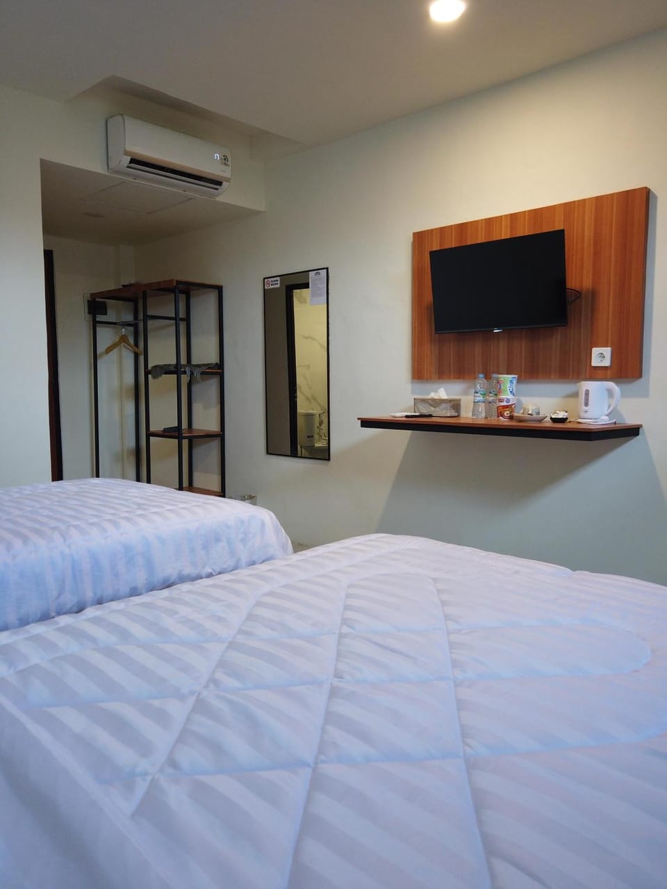 Bed, TV and multimedia, Photo of the whole room, wardrobe, air conditioner