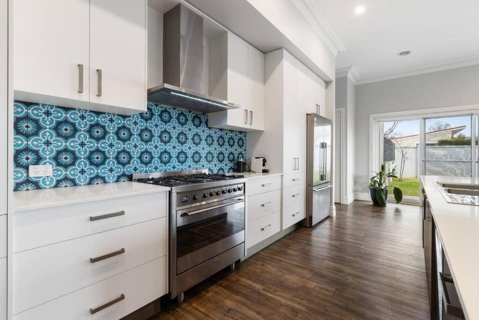 'Barton House' - Ideal Location Stroll to CBD House in Orange