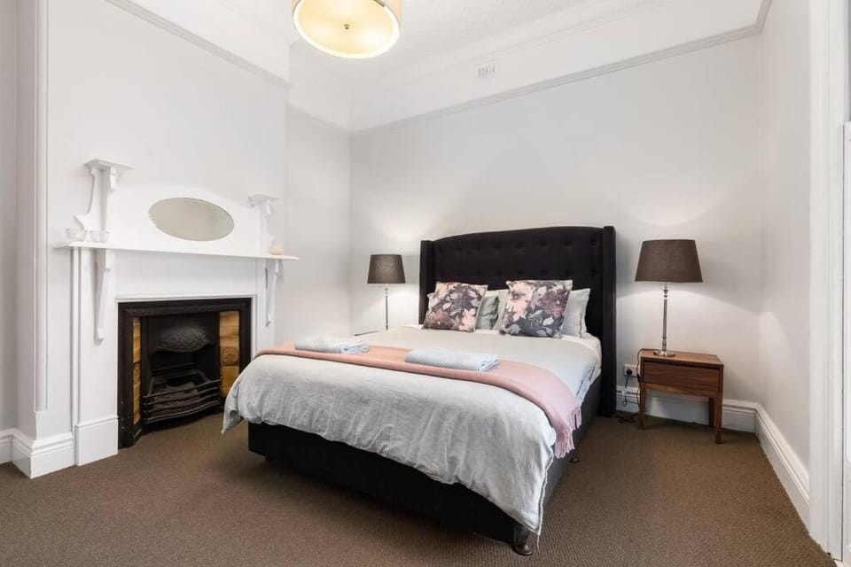 'Barton House' - Ideal Location Stroll to CBD House in Orange