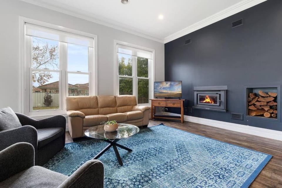 'Barton House' - Ideal Location Stroll to CBD House in Orange