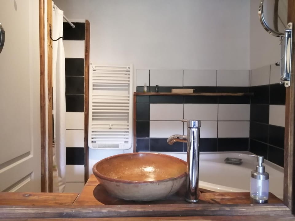 Chambre tranquille avec salle de bain privative Bed and Breakfast in Auvergne-Rhône-Alpes