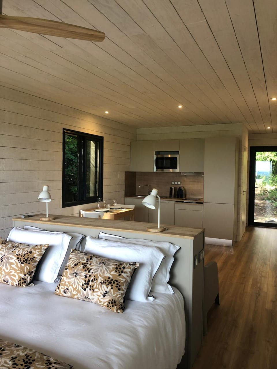 Bed, Decorative detail, Seating area, Garden view, fireplace, kitchen