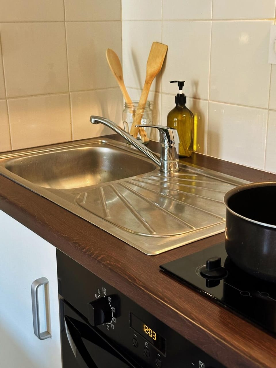 Kitchen or kitchenette, Dining area, stove