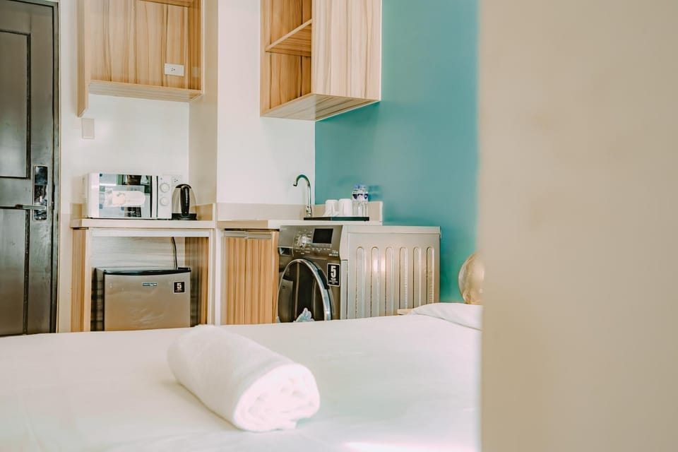 Kitchen or kitchenette, minibar