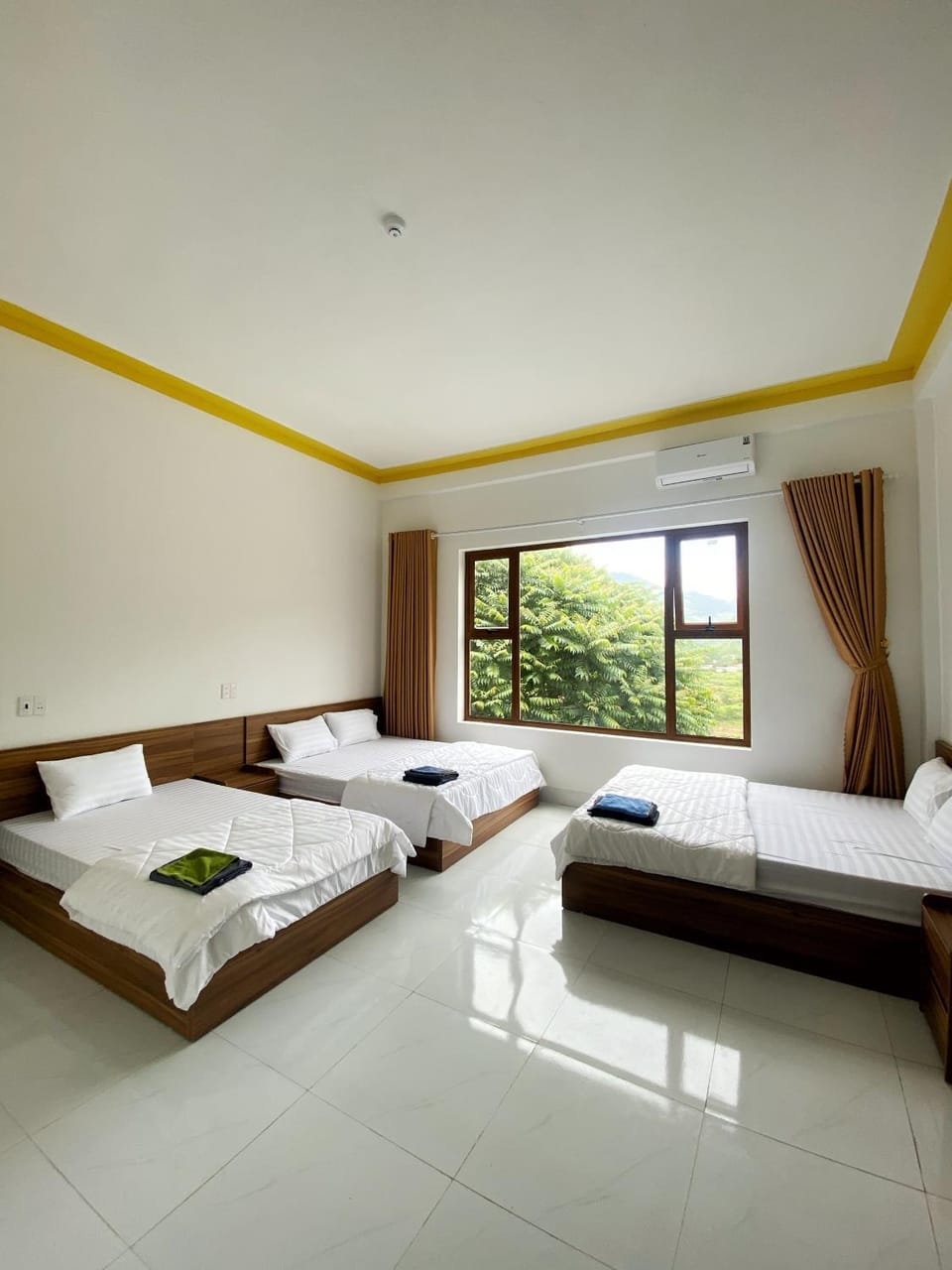 Bed, Photo of the whole room, Bedroom, Mountain view, towels, air conditioner
