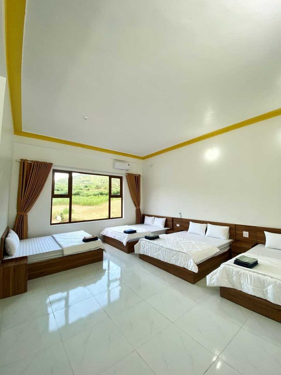 Bed, Photo of the whole room, Garden view, Mountain view, towels, air conditioner