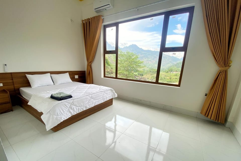 Bed, Natural landscape, Photo of the whole room, Bedroom, Mountain view, towels, air conditioner