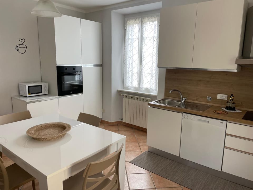 Kitchen or kitchenette, Dining area, stove