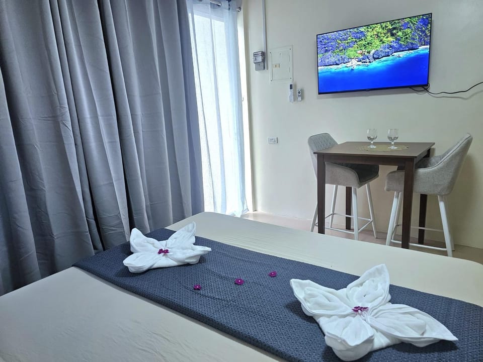 Bed, TV and multimedia, Photo of the whole room, Bedroom, towels