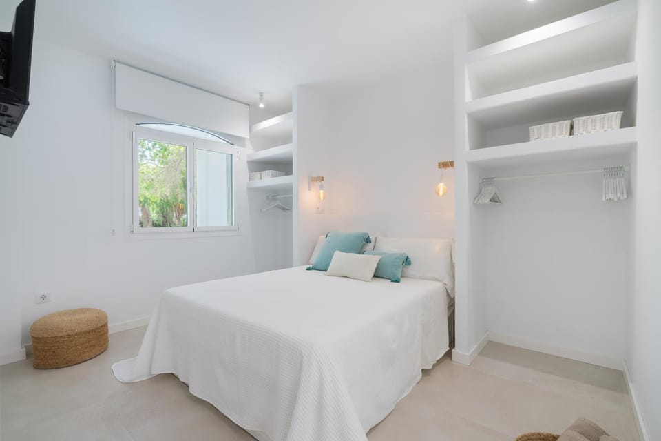 Photo of the whole room, Bedroom
