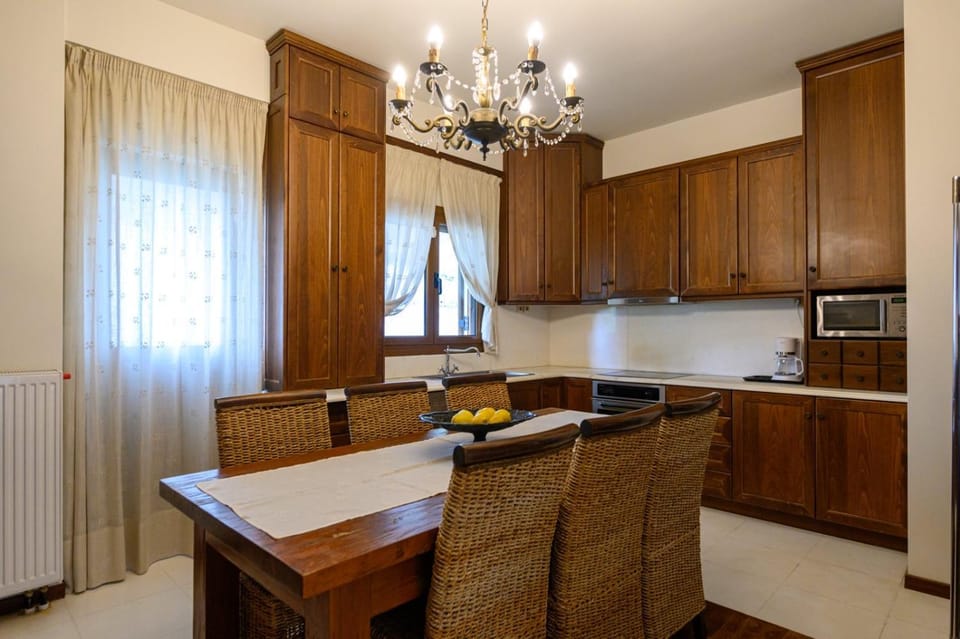 Casa Constantine Spacious Family and Friends Oasis with Pool, 10 Min from Kalamata Apartment in Messenia