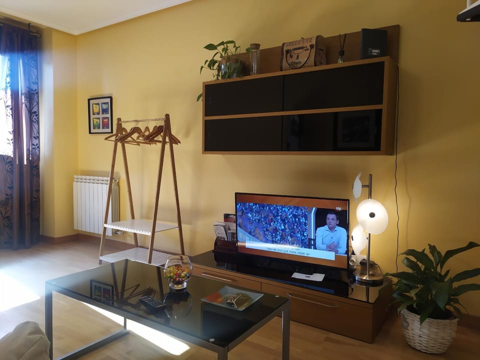 Apartamento el Parque AIRE CONDICIONADO PISCINA terraza con vistas montaña entorno tranquilo ideal mascotas Apartment in Logrono