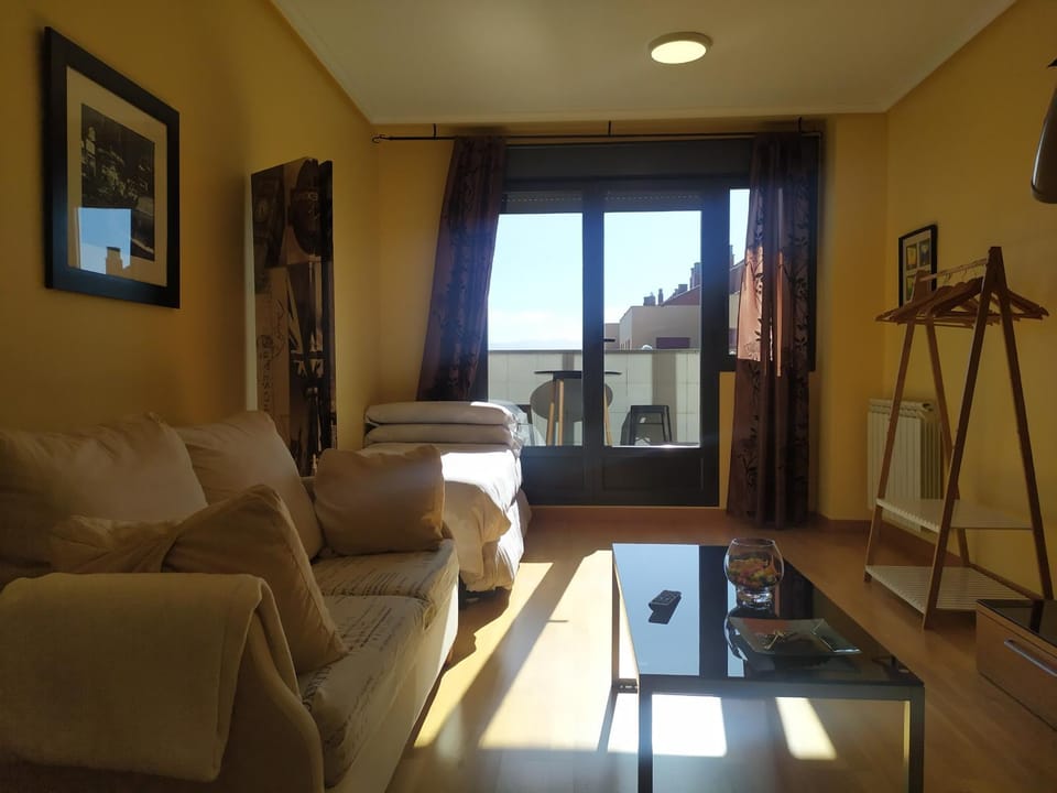 Apartamento el Parque AIRE CONDICIONADO PISCINA terraza con vistas montaña entorno tranquilo ideal mascotas Apartment in Logrono