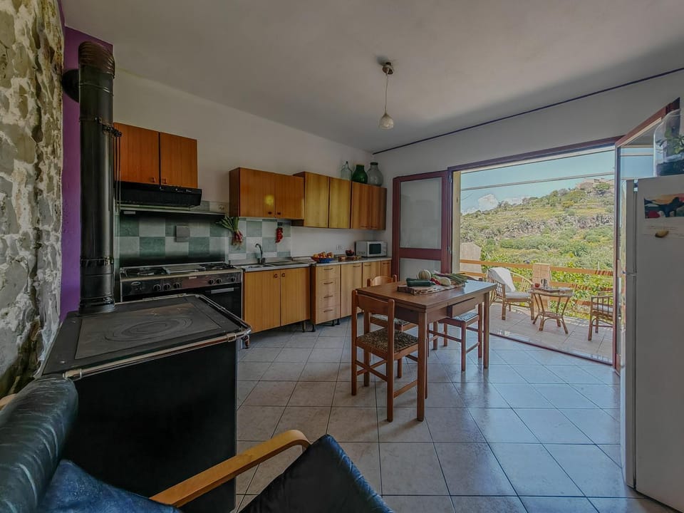 Kitchen or kitchenette, Dining area, stove