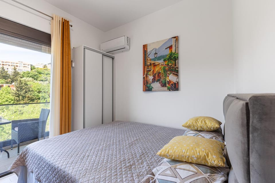 Bed, Photo of the whole room, air conditioner