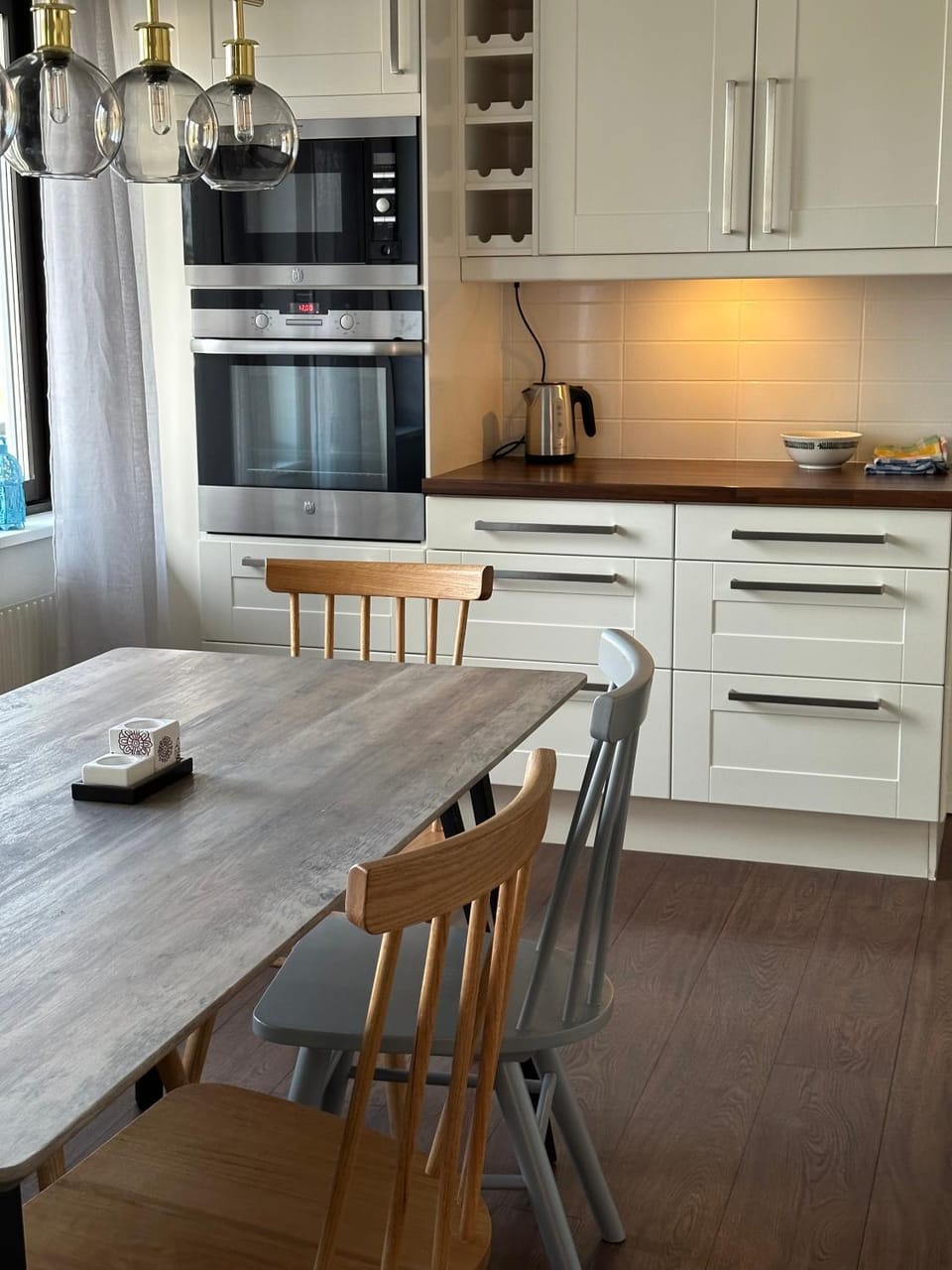 Kitchen or kitchenette, Dining area