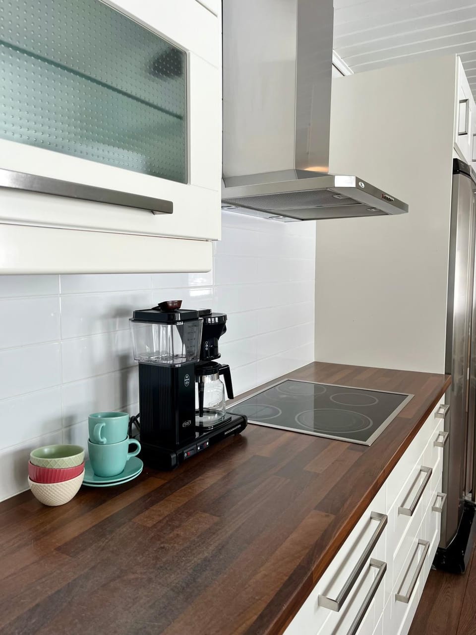 Coffee/tea facilities, Kitchen or kitchenette, stove