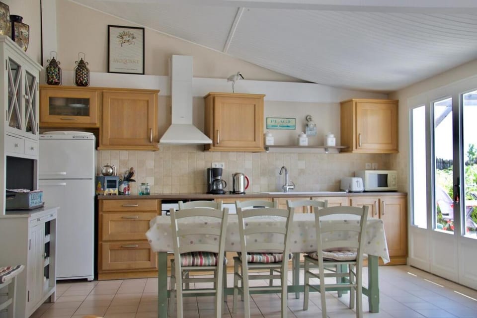 Coffee/tea facilities, Kitchen or kitchenette, Dining area, dishwasher, oven, stove, toaster