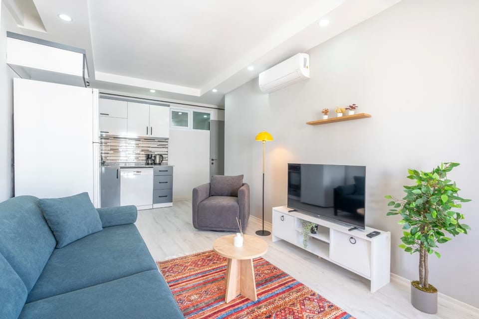 Communal lounge/ TV room, Balcony/Terrace, Quiet street view