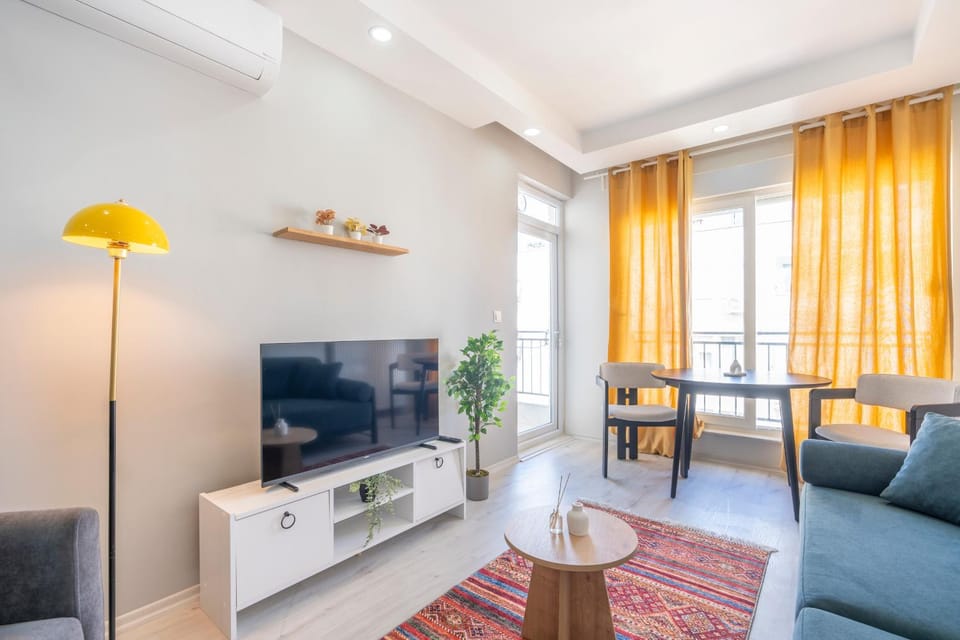 Spring, Day, Living room, Seating area, Time of day