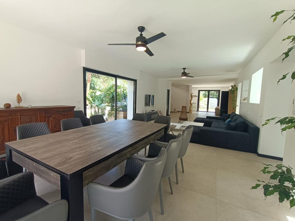 Billiard, Living room, Seating area, Dining area