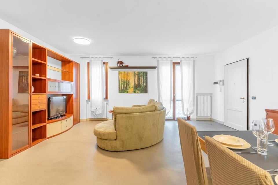 TV and multimedia, Living room, Photo of the whole room, Seating area, Dining area