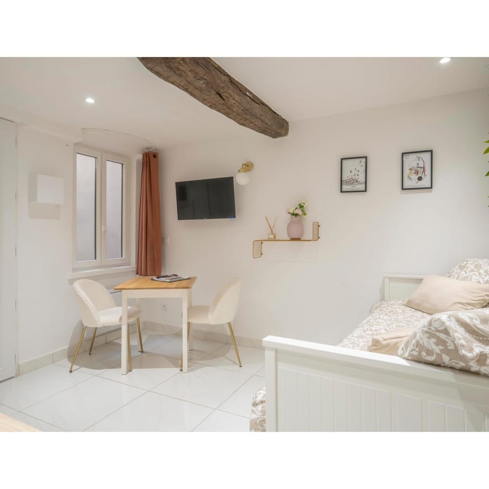 Bed, TV and multimedia, Bedroom