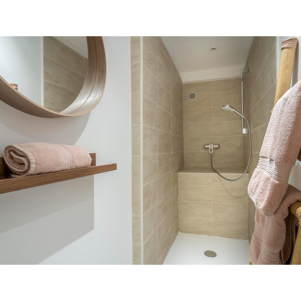 Shower, towels