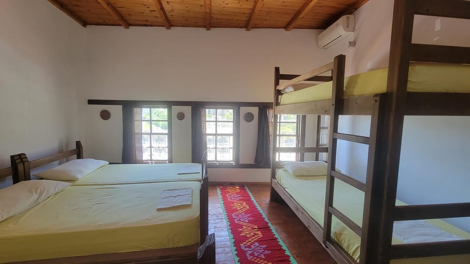 Bedroom, bunk bed