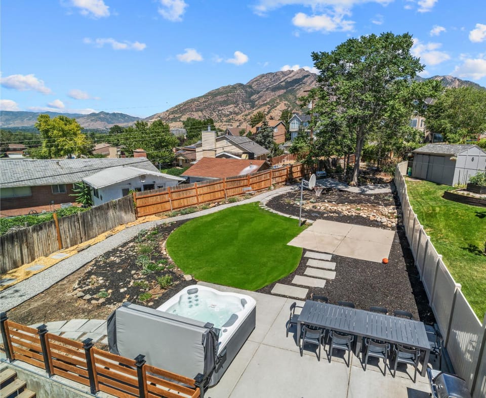 Neighbourhood, Natural landscape, Garden, Hot Tub, Balcony/Terrace, Dining area, Garden view, Mountain view