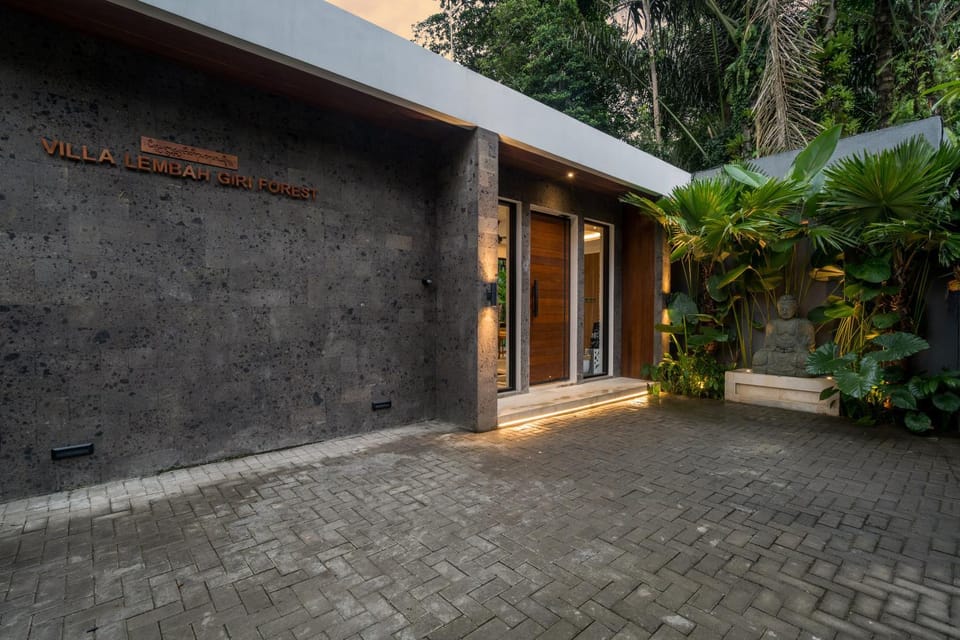 Property building, Facade/entrance, Parking