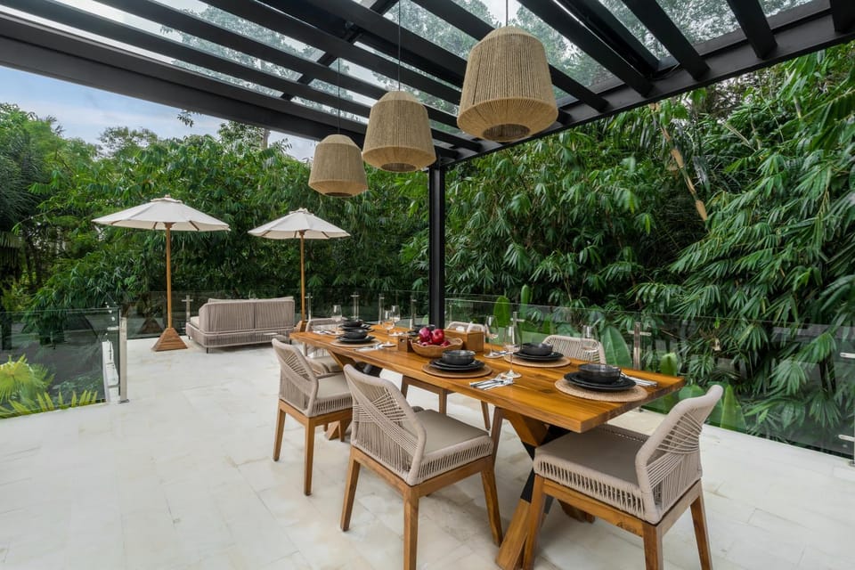 View (from property/room), Seating area, Dining area