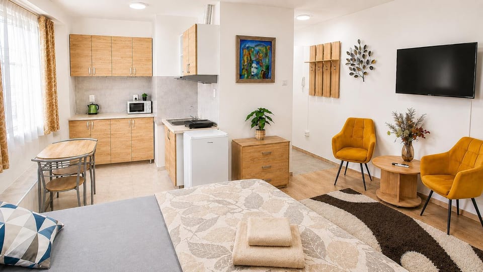 TV and multimedia, Kitchen or kitchenette, Living room, Seating area, microwave